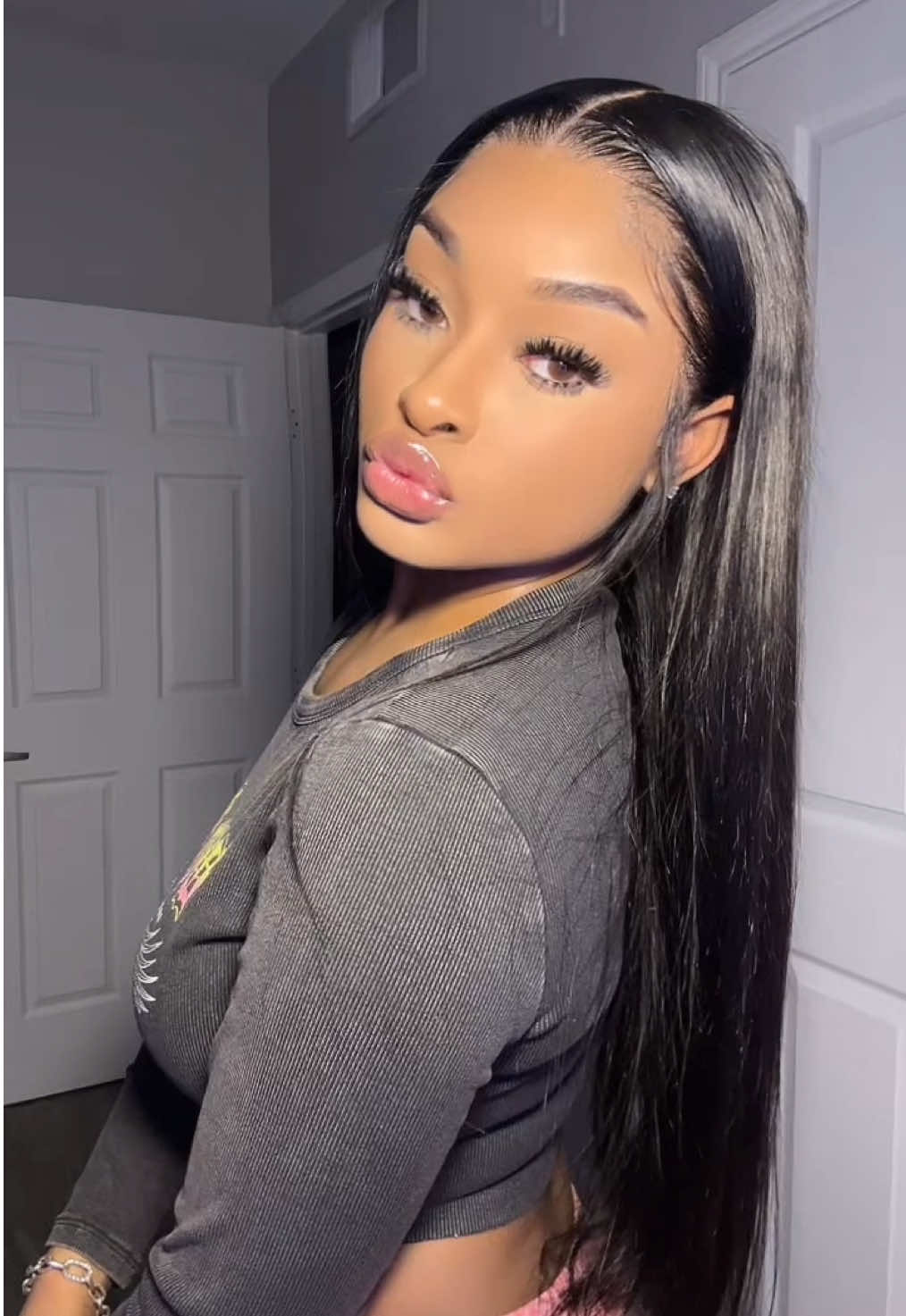 @Megalookhair snapped with this wig🎰❤️‍🔥🏆. #straightwig #middlepart #fy 