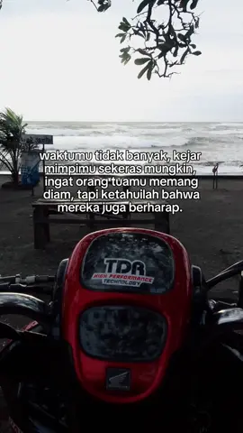 sekarang rehat dulu main  motor nya ada masa depan yang harus d gapai😇 #k44  #scoopyredcandy  #soundviral  #sunsetvibes 