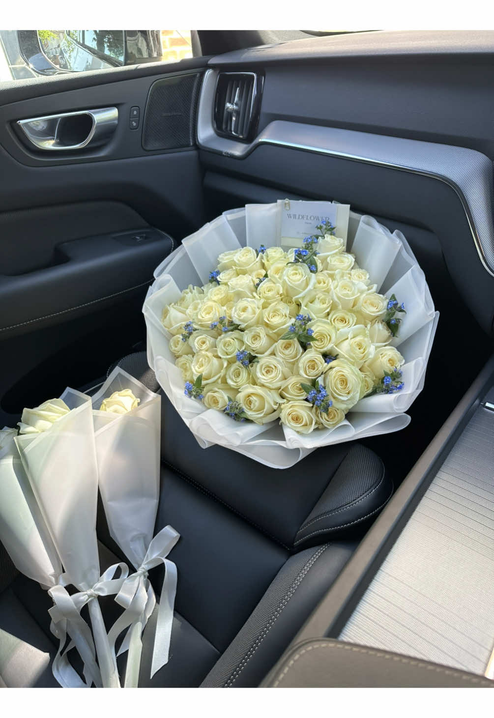 Engagement flowers🤍 #flowers #florist #engagement #weddingbouquet #graduationbouquet #bouquet #whitebouquet #rose #fyppp #wildflower 