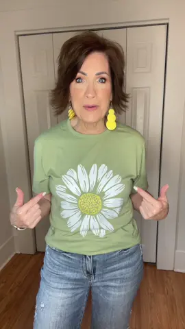 This is a super cute, good quality tshirt! You will love it!  #tshirt #daisy #graphicdesign #tiktokshop #tiktokshopfinds 