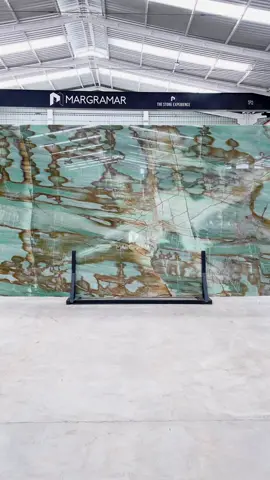 🇧🇷 Uma das riquezas do Brasil, o #quartzito Sauipe carrega em seus veios o movimento da natureza. É ideal para projetos que evocam emoção, sofisticação e identidade. 🇺🇸 One of Brazil’s natural treasures, Sauipe #quartzite carries the movement of nature in its veins. It’s ideal for projects that evoke emotion, sophistication, and identity. #naturalstone #natural #stone #precious #natureza #materials #Love #nature #instagram #explorepage #art #experience #reels #explore #foryou #love #like #inspiration #elegance