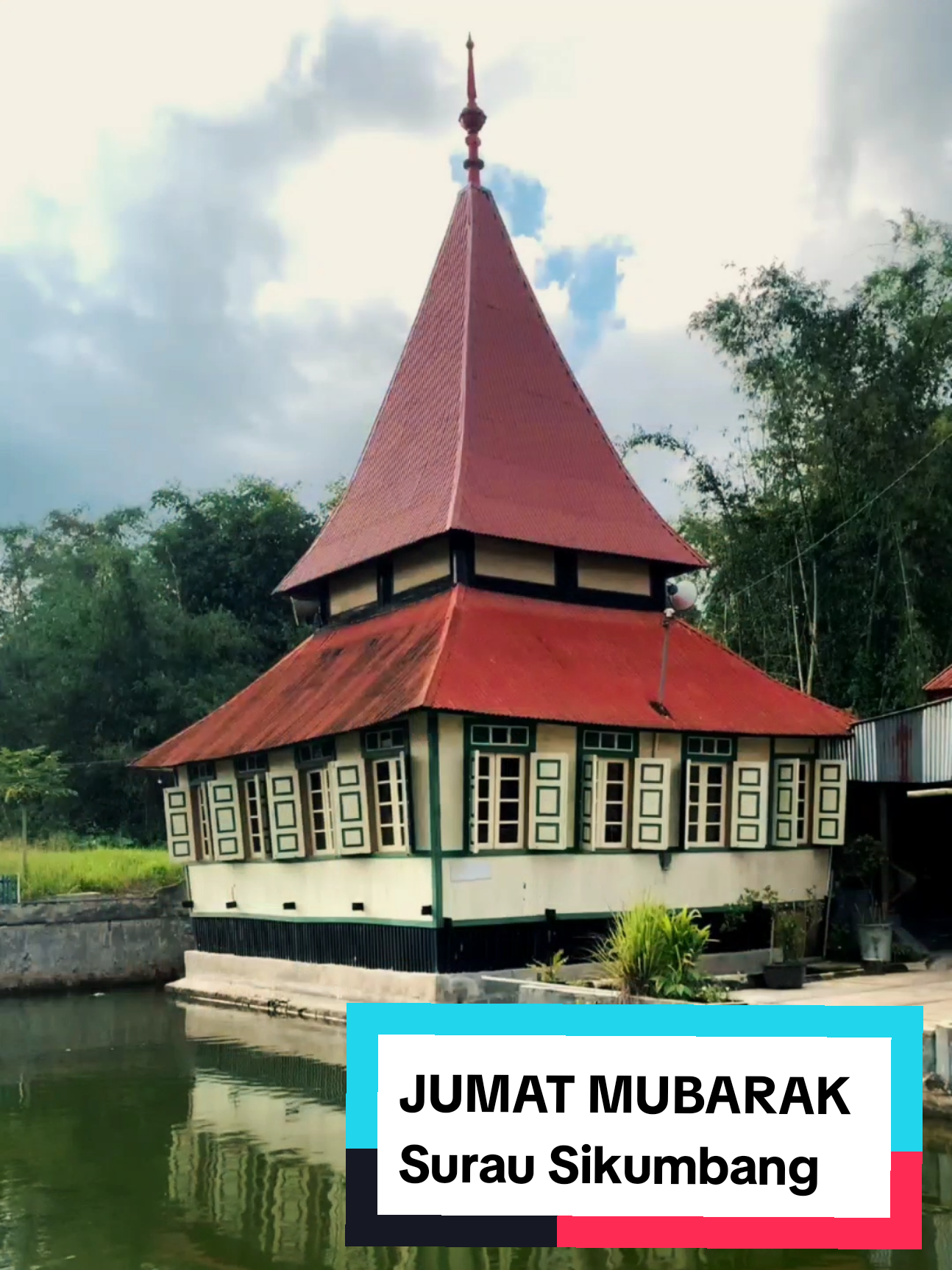 Sebuah surau kecil berbahan dasar kayu mendadak tenar di kalangan warganet setelah menjadi salah satu lokasi syuting dari film fenomenal ‘Surau dan Silek’. Surau ini dibangun tahun 1886 oleh keluarga Suku Sikumbang terletak di Jorong Tanjuang Medan, Nagari Biaro Gadang, Kecamatan Ampek Angkek, Agam-Sumbar.  #Surau #mosque #minangkabau #CapCut #bukittinggi 