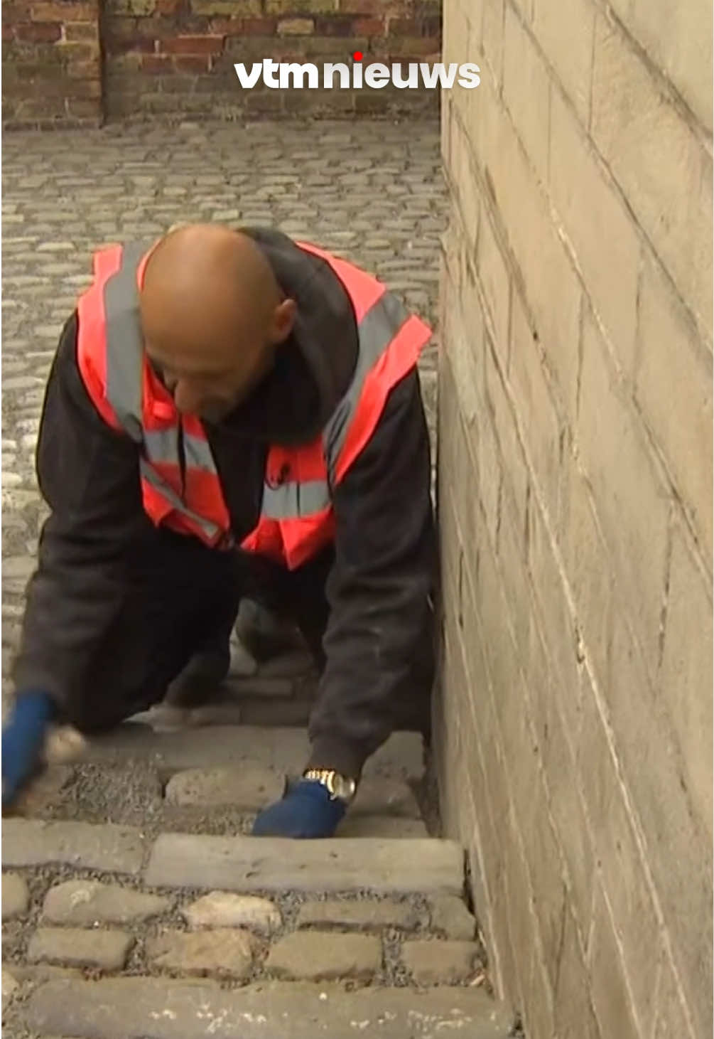 Mysterie in Brugge: wie steelt kasseien uit de grond?  📺 uit VTM NIEUWS (19u) – 15/05/2025 #vtmnieuws #vtm #brugge #kassei #mysterie #viral 