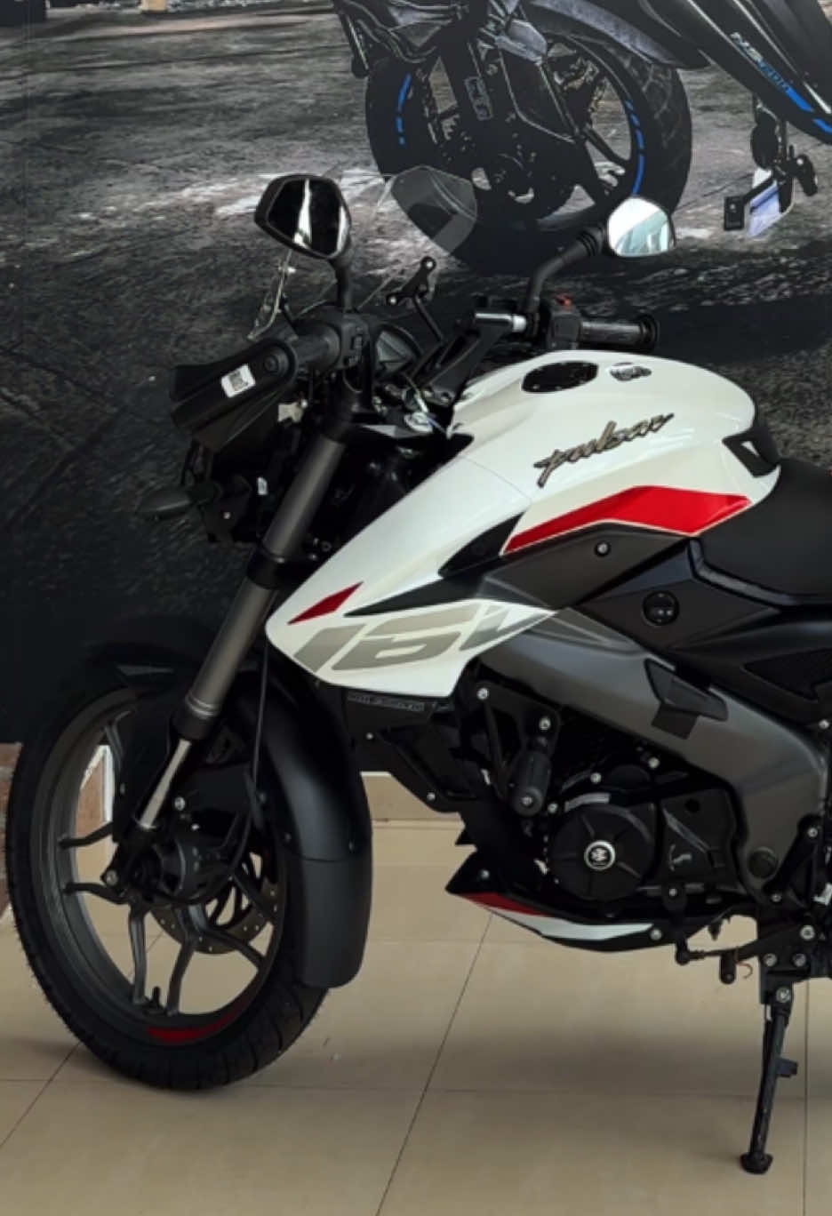 BAJAJ PULSAR NS 160 🏍️🔥 Mayor desempeño, menor consumo de combustible.  #MotosBajaj #Pulsar #bajajpulsar #Dominar #Ecuador #MotosEcuador #motosec #moto #motosdeportivas 
