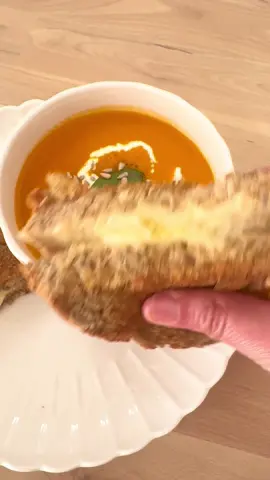 Une délicieuse recette de Cookidoo Canade. Le nom de la recette c'est « crème de tomates et grilled cheese ». Pour commencer j'ai d'abord réalisé la recette du pain de campagne en cocotte de Cookidoo. Et ensuite la recette du velouté de tomate que je vous partage. Ingrédients : 3 gousses d'ail 70g d'échalote 15g d'huile d'olive 500g de tomates mûres 15g de concentré de tomates 1 pincée de paprika Sel, poivre 1 carré de sucre 1 bouillon de légume (un carré) 250g d'eau Quelques feuilles de basilic Dans le bol mettre l'ail, l'échalote, et mixer 2 secondes/ vitesse 5. Et faire revenir 5min/120 degrés/vitesse 1. Ajouter les tomates coupées en quartier, le concentré de tomate, le bouillon, le sucre, les épices, l'eau et cuire 15 min/ 100 degrés/vitesse 2. Ajouter le basilic et mixer (soit vitesse 10 ou activer le mode mixage). Servir avec un filet de crème liquide et des graines de votre choix. Pour les toasts au fromage vous mettez de l'huile d'olive sur les pain, le fromage de votre choix et vous faites toaster avec de l'huile d'olive dans une poêle.
