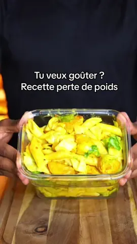 Salade de pâtes au poulet épicé 🍗  550 kcal par tupperware (3 portions) Ingrédients : 3 filets de poulet 250 g de pâtes crues 1/2 salade verte 1 citron Paprika, curcuma Sel, poivre Huile d’olive Sauce césar prête à l’emploie  Mes 2 livres de recettes sont disponibles : Un pour la prise de masse Un pour la sèche Le lien est dans ma bio💪  #recettefacile #poulet #recetterapide 