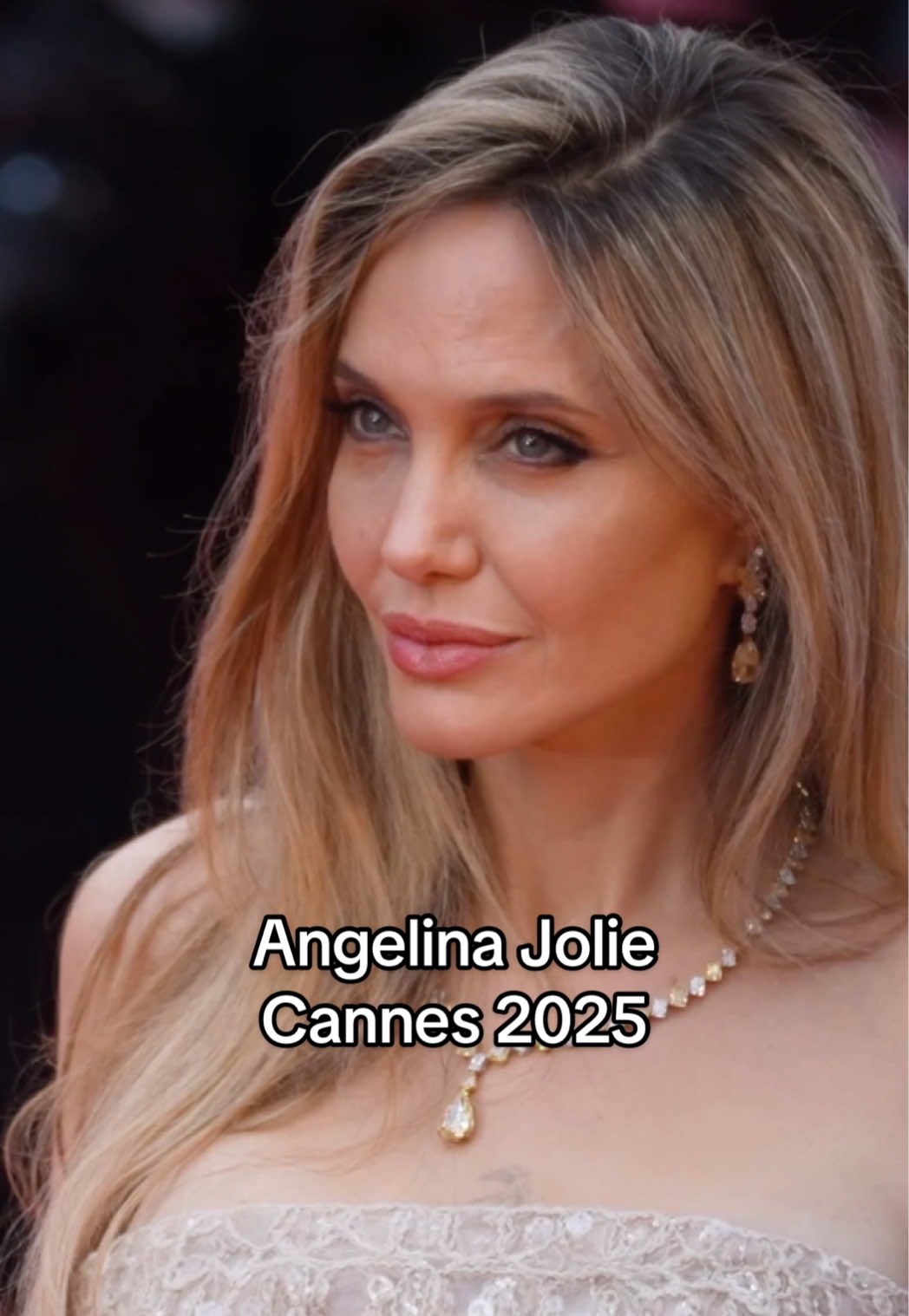 Dopo quattordici anni di assenza, #AngelinaJolie fa il suo ritorno trionfale sulla Croisette di #cannes come madrina d’eccezione del Trophée Chopard, consacrandosi ancora una volta figura poliedrica e imprescindibile del cinema globale. L’ultima volta che la Jolie calcò il tappeto rosso di Cannes fu nel 2011 per The tree of life, oggi ritorna con un ruolo che le calza a pennello: quello di guida e mentore per le nuove generazioni.  #TikTokFashion 
