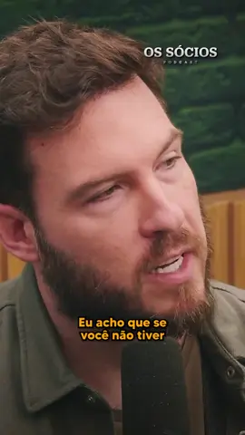 A maioria vende o próprio tempo por um salário. Poucos aprendem a comprar o próprio tempo de volta — com ativos, escolhas e consciência. A liberdade começa quando você para de trocar horas por dinheiro e começa a fazer o dinheiro trabalhar por você. No fim, ou você é dono do seu tempo… ou escravo do relógio. Comente “230” para receber o link do episódio completo! 🎧 . #ossocios #podcast #brunoperini #maluperini #flavioaugusto #geracaodevalor #oconselho #dinheiro