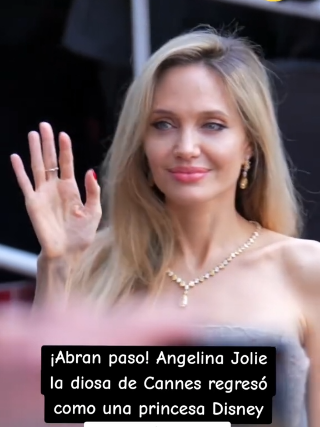 Angelina Jolie en Cannes 2025 brilla en la red carpet como una princesa Disney en espectacular look #angelinajolie #cannes #cannesfilmfestival #redcarpet #disney #entretenimiento #entretenews #look #fyp #parati 