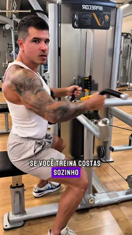 🔴 Você sai do treino de costas sentindo que trabalhou mais o bíceps do que as costas? O problema pode estar nisso aqui. A maioria das pessoas não sabe puxar — começa a remada direto com o braço e esquece das escápulas. Só que se você quer realmente ativar suas costas, o primeiro movimento tem que ser a retração escapular, puxando a escápula pra trás e pra baixo… Só depois disso vem a remada com o braço. Esse é o tal do ritmo escápulo-humeral, e faz toda a diferença. Quando você acerta isso, para de roubar com o bíceps e começa a jogar a tensão onde tem que ir: no grande dorsal, trapézio e romboides. Quer sentir as costas de verdade no treino? Comece ajustando isso. Consciência corporal é o primeiro passo pra destravar o crescimento. Na minha consultoria eu te ensino a treinar assim: com técnica, com foco e com resultado. Nada de puxar por puxar. É costas que você quer? Então vamos fazer do jeito certo. . . #musculação #treino #treino #dicasdetreino #academia 