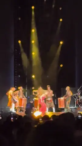 Shakira 🔥🔥🔥 @Shakira #lmynlworldtournj #shewolves 
