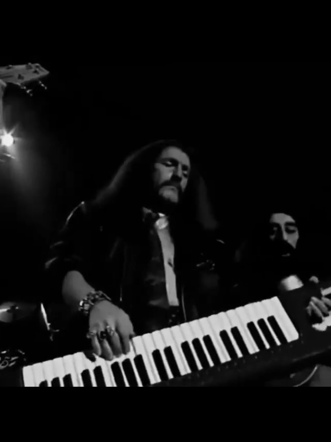 Sen gülünce. #barışmanço #barışmançoşarkıları #barışmançoanısına #gülpembe #anadolurock #anadolurockmüziği 