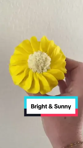Let’s celebrate the sunshine with this bright yellow flower.  Buttercream Cupcake flowers are my favourite ☀️  Nozzle details are in the video. #CakeArt #Cakelnspo  #buttercreamflower #ButtercreamArt #SatisfyingCakes #YellowCake #SunshineCakes #debbiebakes #cupcakebouquet #cupcakebusiness #yellowflowers #cupcakebouquet 