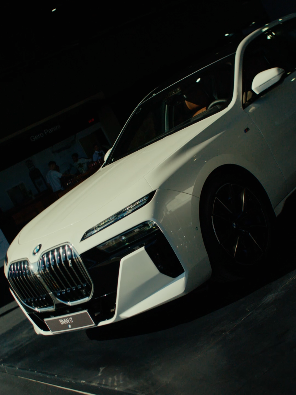 Sofisticação e tecnologia de uma forma que você nunca viu. O #BMW i7 é uma declaração de que o amanhã chegou. 🏙️⚡ #BMWi7 #BMWBrasil 🎥 Ricardo Sant'Anna