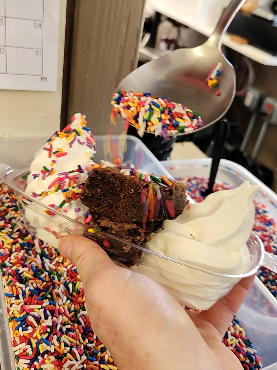 Brownie sundae with out the hot fudge #yum #vanilla #icecream #softserveicecream #joesdairybar #joesdairybarandgrill #sprinkles #brownie #browniesundae #sundae
