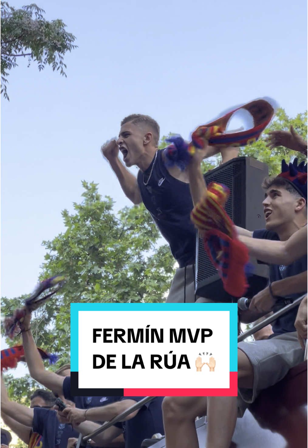 🫵🏻 Fermín López ha sido indudablemente el MVP de la rúa. (Instagram y Twitter: @Más Que Pelotas + @nachojp_) #ferminlopez #fermin #fcbarcelona #barça #viral #parati 