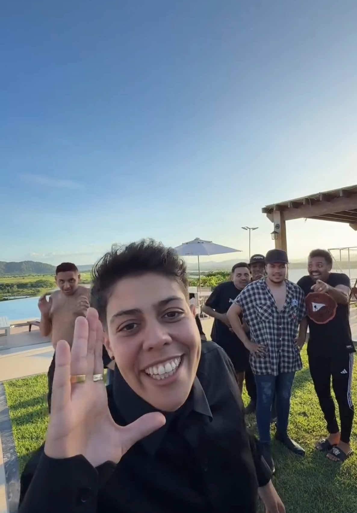 Quando eu tava esquecendo o bordão, chegaram com a música 🤣🤣🤣 O safadão tá pagando todos os pecados agora comigo e minha galera aqui 🤣🤣