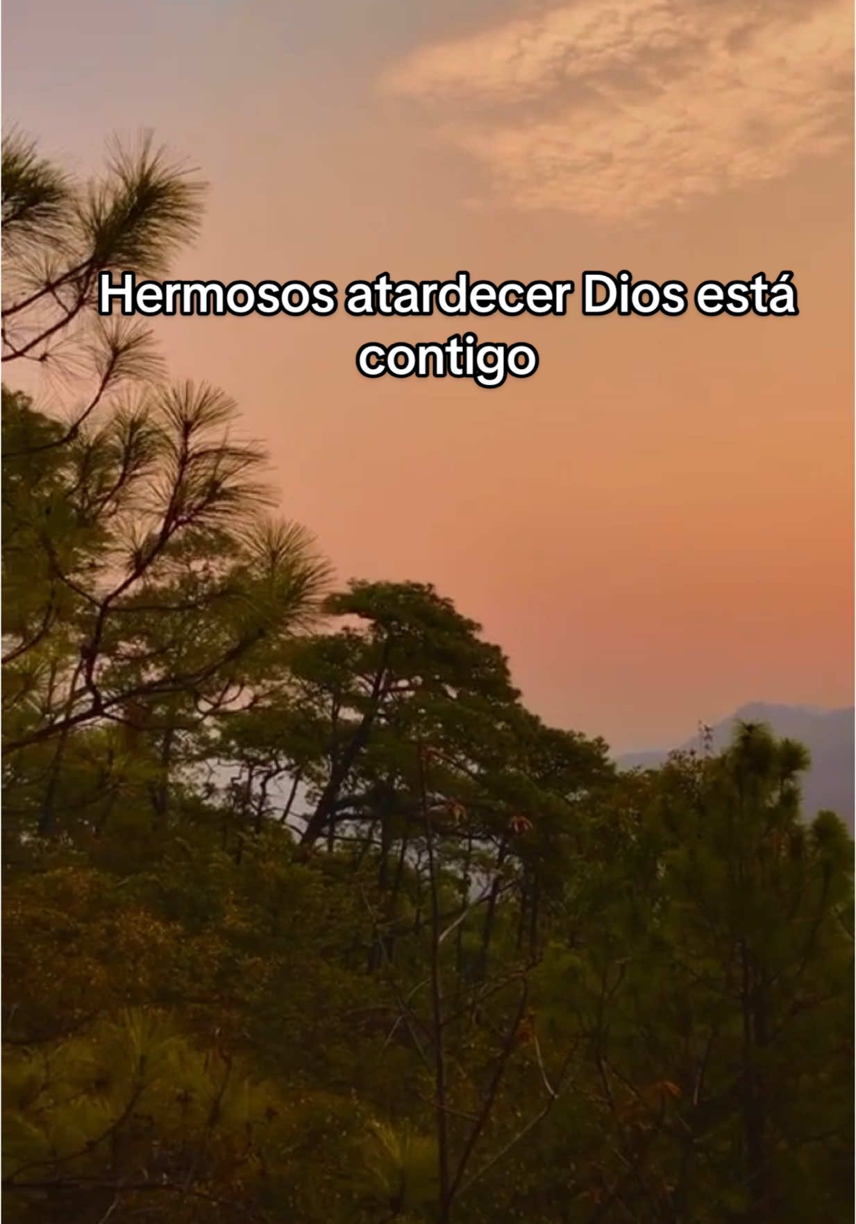 Bonita reflexión con estos paisajes hermosos de atardecer, no te canses no te rindas aunque el camino parezca largo aunque el corazón se sienta cansado sigue adelante no estás solo Dios camina contigo..🙏🏻🥰😇❤️ #motivation #atardeceres🌅 #reflexionescristianas♥️ #todoelmundo🌎 #paisajes_hermosos#cielos#diosteama❤️🙏#fyp??viral??tiktok#naturalezahermosa 