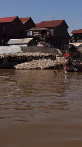 It just begins the raining season in Cambodia 🇰🇭 It's a good time to explore some of  the communities along the Tonle Sap Lake.  #relaxingvideos #tourist #solo #traveltiktok #tiktokviral #fyppppppppppppppppppppppp #destinationdepop #hellotiktok #asia #cambodia #wow #holidays #viraltiktok #trending #viralvideo 