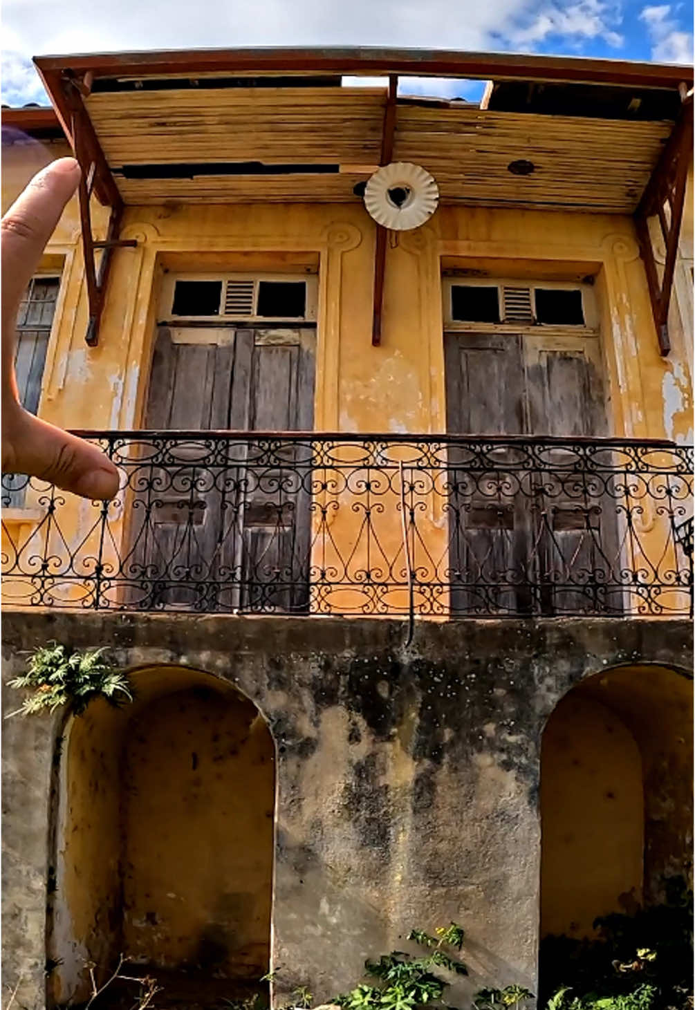 Um casarão muito antigo, da época da escravidão, está abandonado no alto de uma colina. Lá dentro, tudo foi deixado para trás: móveis pesados, utensílios antigos e marcas do tempo nas paredes. O ambiente é silencioso e carregado. Dizem que uma criança morreu ali, e desde então o lugar permanece intacto, como se o tempo tivesse parado no momento da tragédia.