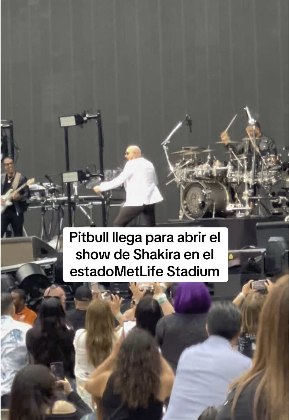 @Pitbull fue el encargado de abrir la segunda noche de @Shakira en el MetLife Stadium.   #pitbull #shakira #lasmujeresyanolloran #dontstoptheparty #nuevayork