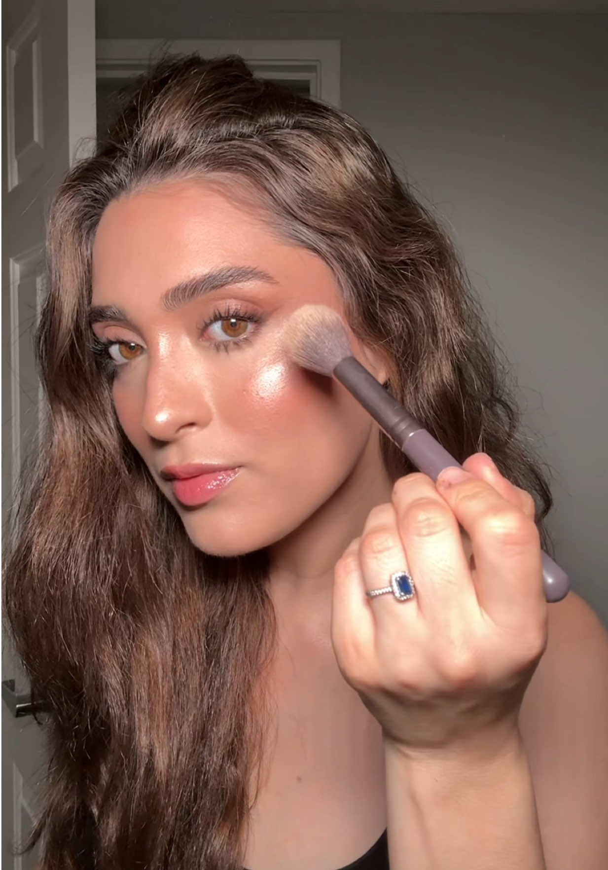 glow game: 10/10 ⭐  @Rare Beauty  #rarebeauty #rarebeautyhighlighter #creatorsearchinsights #makeup #highlighter #glowymakeup #fyp 