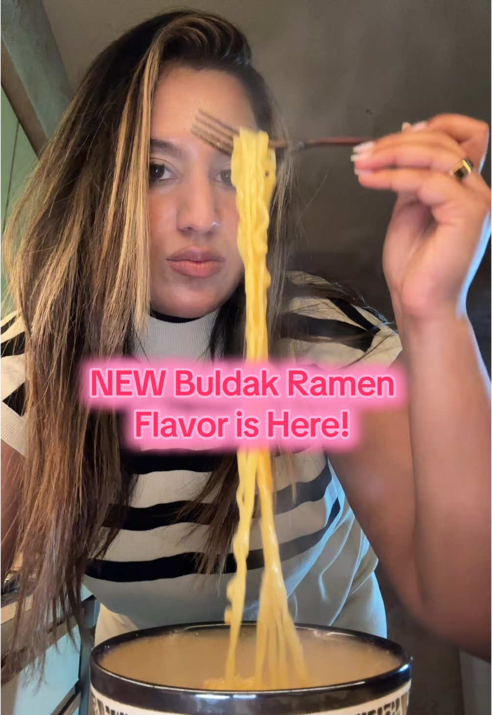 Thicker noodles with the same classic creamy carbonara taste 🩷 so yummy!! @Buldak  #buldak #buldakcreamcarbonara #instantnoodles #ramen #fyp 