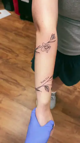 I love floral vine tattoos 😍 adding in a cardinal was the perfect touch #vinetattoo #wraptattoo #floraltattoo #tattoo #armtattoo #cardinaltattoo #armbandtattoo #tattooartist #fayettevillenc #fortbragg #fortbraggnc 