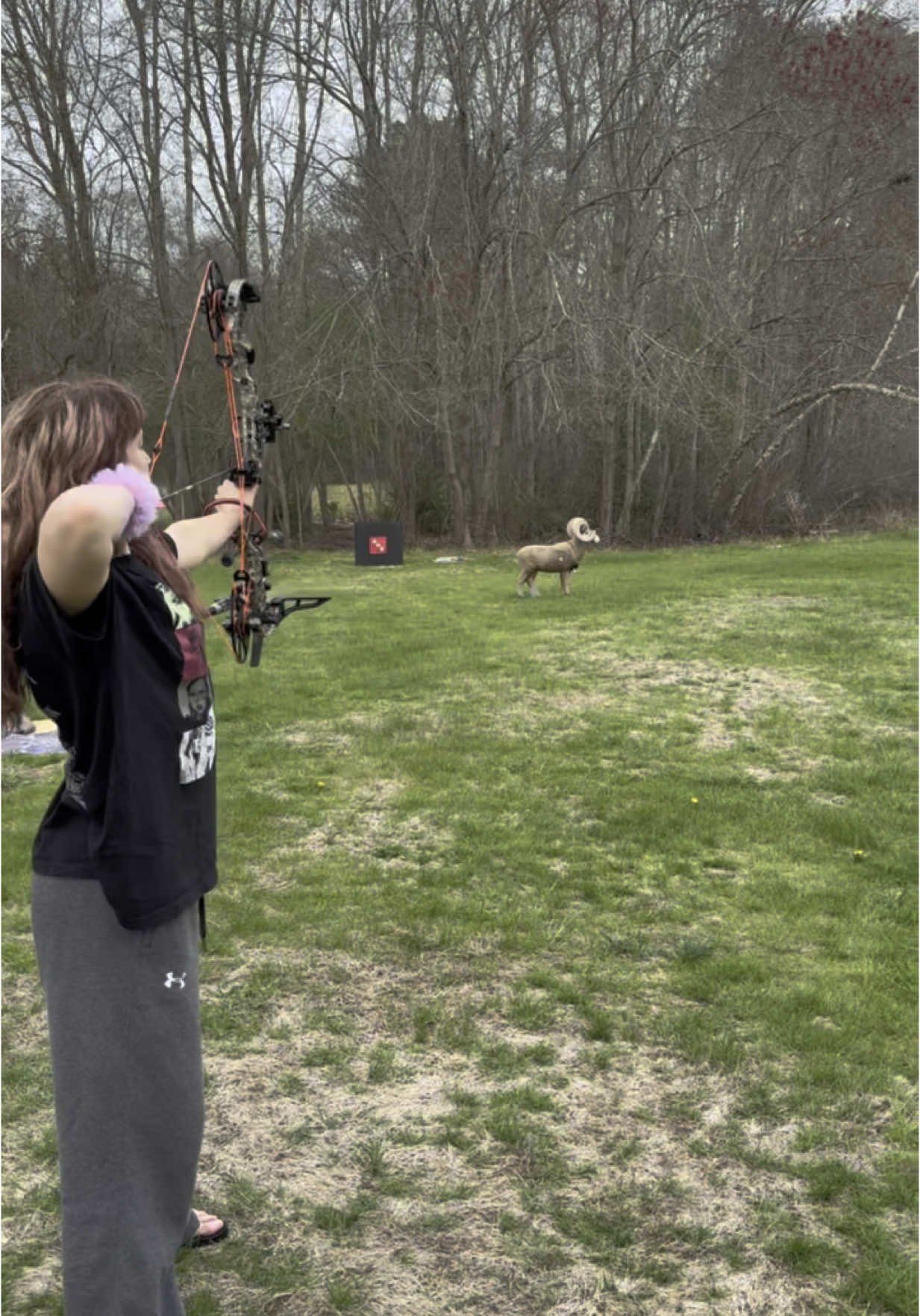 i am the queen of danger 💋🎯😝 #contortion #compoundbow #taliahazard #archerytrickshots #contortionist #archerylife #3dtarget #archeryaddict #buck #deer #hunting #realtree #mathewsarchery #ultraview #victory #victoryhlr #archer #extremesports 
