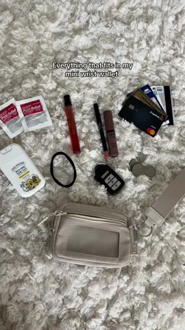 Love this little thing 🫰🏼✨ #wallet #whatsinmybag 