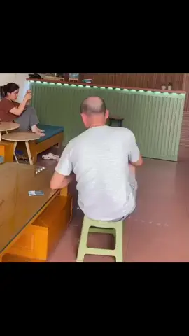 anh em ngồi ghế có lổ cẩn trọng để kẹt vỡ trứng nhé kkk