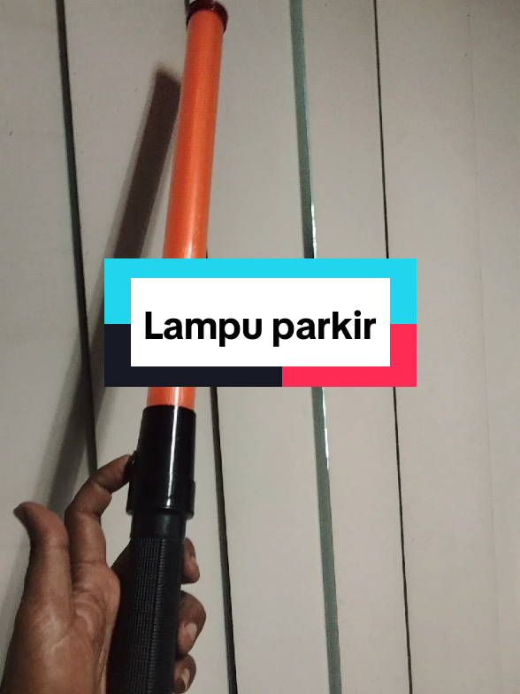 Tongkat lampu lalin agar terhindar dari bahaya #lampu#lampulalin#tongkatlalin#security#lalulintas#satpam#pengamanan#parkir#wajibbeli#wajibpunya#wajibgajian#oyila14#cuantanpabatas✅#fyp#tiktok#capcut#lampumultifungsi 