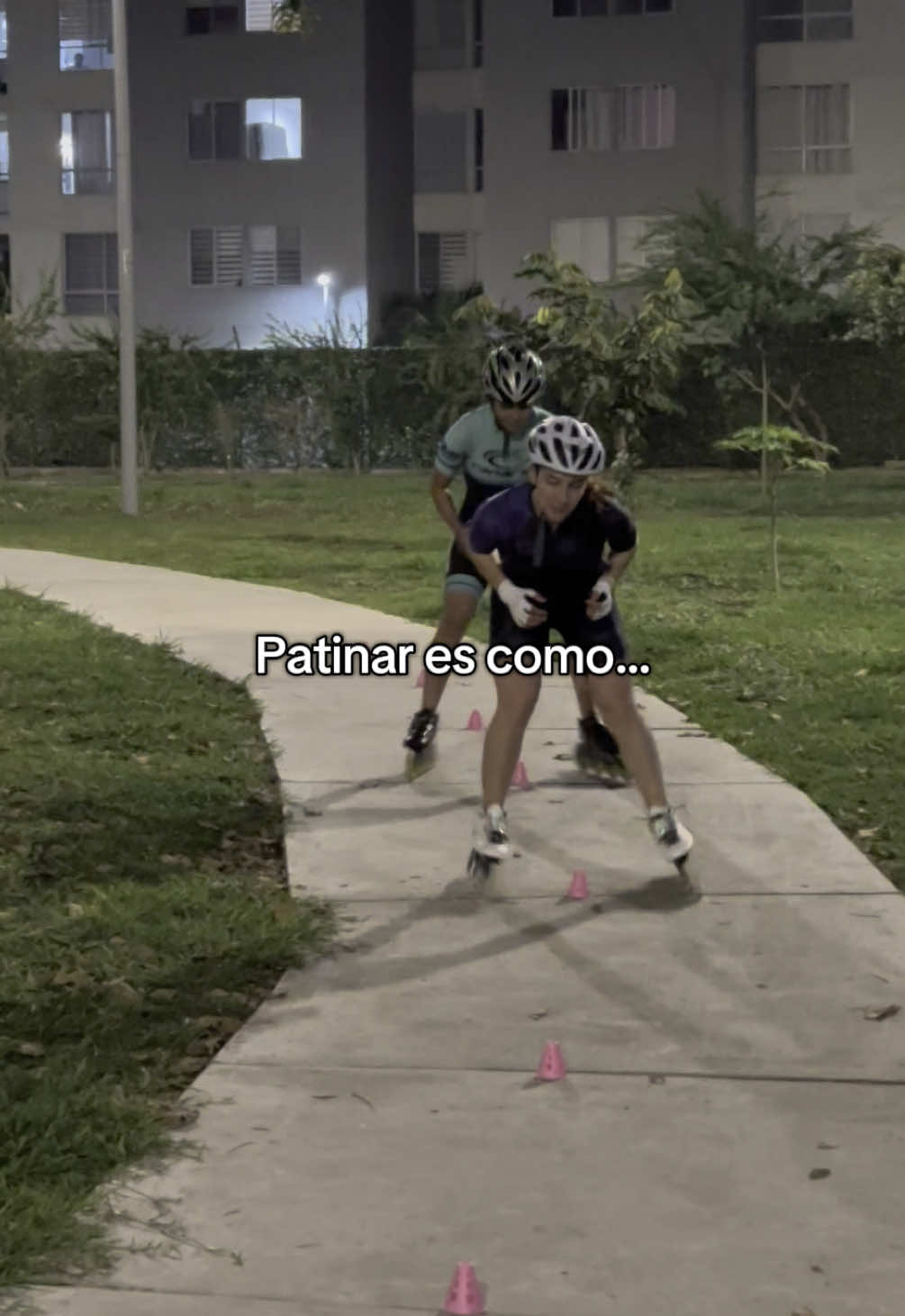 “Patinar es como respirar… hasta que te caes con estilo 😅🛼” Porque sí, amamos este deporte, pero las caídas también hacen parte del proceso. Lo importante es reírnos, levantarnos y seguir rodando 💜 #patinar #caidasgraciosas #deporte #amigas #feliz #skate 