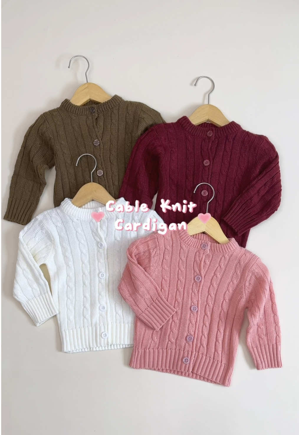 ✨ New cardigan alert! Cable knit cardigan super lucu dari Baelish Kids siap nemenin gaya hangat si kecil! 🧶💖 💡 Size 0–3 tahun 💡 Bahan lembut & nyaman 💡 4 warna gemes maksimal! 📦 Ready stock ya bundaa~ #CardiganAnak #OOTDAnak #BajuAnakLucu #CableKnitCardigan #bajuanakperempuan 