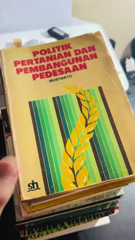 Sabtu pagi ini, di kala mood sedang bagus, adalah waktu yang tepat membaca buku. Kali ini coba menmbaca buku lawas yang dulu sudah pernah dibaca salah satunya berjudul 