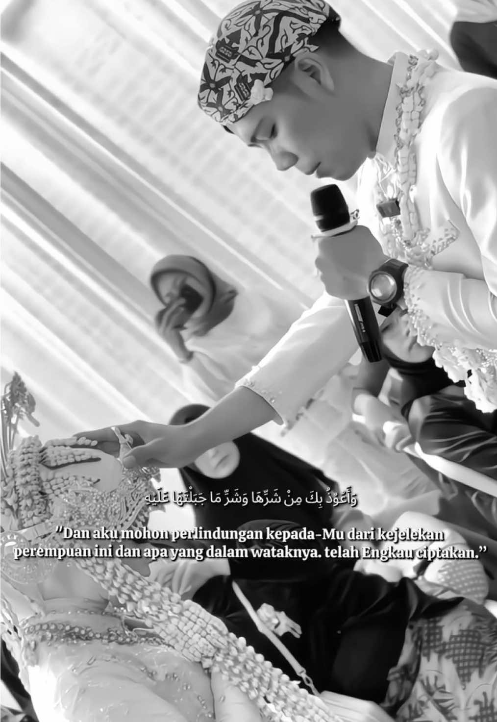 Salah satu sunnah nabi setelah akad nikah, berdoa memohon kepada allah subhanahu wata’ala dengan memegang ubun ubun istri #doasetelahakadnikah #doapengantin #resepsi #resepsipernikahan #akadnikah #ijabqobul #ijab #ijabkabul #prosesipernikahan #wcc #weddingcontent #weddingkiss #entrancewedding  #prosesiakadnikah #sigersunda #sigersundahijab #adat #weddingcontentcreator #weddingday #adatjawa #wedding #capcut #weddings #maharpernikahan #fyp #foryoupages #fypage #fypジ #mahargunungan #berlian #trendwedding #diamond #capcut #weddingtrend