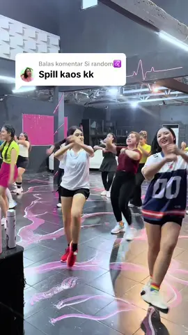 Membalas @Si random♌ pliiss fokus sama baju yg aku pake aja ya cintaaa ayok samaan yaaa bajunya enak bngt dipake olahraganya 🥰