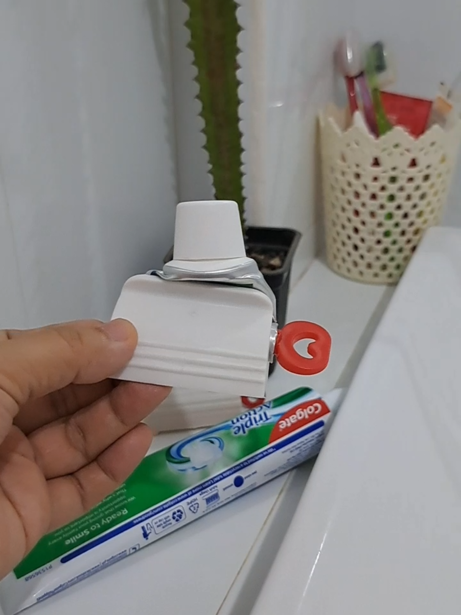 walang aksaya sa toothpaste squeezer na ito, P15+ lang ito #toothpastesqueezer #toothpastedispensers  #toothpastesqueezerholder #tipidtips #toothpasteholder 