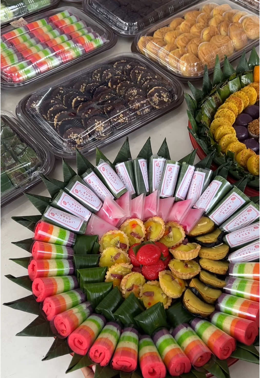 Kue hantaran lamaran Bisa request isi sesuai selera #hantaran #hantarantangsel #seserahan #wedding #lamaran #kuetradisional 