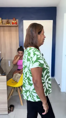 Dor na coluna nível 10. Essa paciente chegou com dor tão intensa que teve que recorrer a tramal e morfina durante a semana. Só de tocar na coluna, ela mal conseguia aguentar. E quando perguntei quanto era a dor, a resposta foi direta: “Tá em 10.” Mas bastaram alguns minutos de estímulo, e o alívio veio tão rápido que até a filha — que não acreditava — ficou surpresa. 💬 “Nada. Nada, por incrível que pareça. Juro.” 👉 E o mais bonito: ela levantou, se mexeu, e pediu pra chamar o pessoal todo pra vir. Profissional da saúde, o caminho é esse. Resultado que o paciente sente. Na hora. Sem depender de remédio. Sem depender da sorte. #fisioterapia #acupuntura #sangria #fisioterapeuta #massaterapeuta #tratamentodador #artrose #artrite #dor #fisioterapiaesportiva