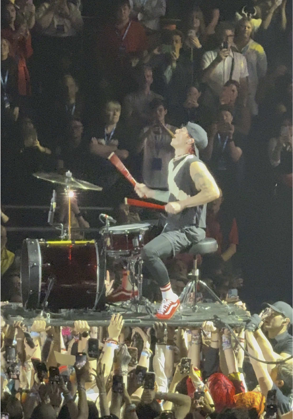 Iconic Paladin Strait energy 🤌🙌🏻💕 #TwentyOnePilots #clancytour #ClancyWorldTourLondon #paladinstrait #twentyonepilotslive #JoshDun #crowd #crowddrumming #concerts 
