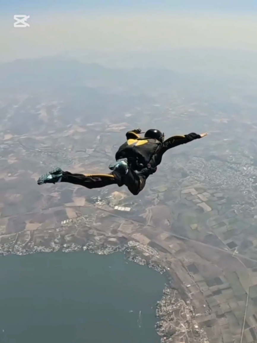 Nada mejor que aventarse de un avión y sobrevivir 🤘 #skydive #aff #foryoupage #paratii #adrenaline #fypシ゚ 