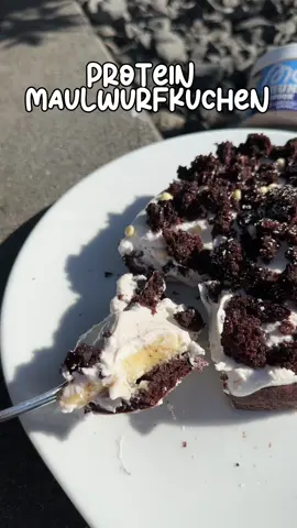 🍌🍫 MAULWURF-KUCHEN (HIGH PROTEIN!) – cremig, fluffig & einfach zu gut! ✨88 g Protein | 800 kcal | Diätfreundlich & Zuckerfrei ✨ ➡️ Folge mir @bylaraxx für mehr Rezepte, Tipps & Tricks für deine perfekte Diät ✨🩷 Mit ⭐️ markierte Produkte sind von MORE NUTRITION – Sonntag 20 % auf ALLES mit Code „BYLARA“ ❤️⭐️ ⸻ ❤️ Zutaten: – 350 g Magerquark 🧁 – 40 g Total Protein Sahne* ⭐️ – 20 g Backkakao 🍫 – 40 g Dinkelmehl 🌾 – 6 g Chunky Flavour* (nach Wahl) 🍦⭐️ – 150 ml Mandeldrink, ungesüßt 🥛 – 55 g gekochtes Ei 🥚 – 1 kleine Banane (75 g) 🍌 – 4 g Backpulver ✨ – 1 Prise Salz 🧂 ⸻ 🍴 Zubereitung: 	1.	Teig herstellen: Dinkelmehl, Backkakao, Backpulver, Salz, Ei, Protein Sahne*, Mandeldrink & 3 g Chunky Flavour in einer Schüssel gut verrühren. 👩‍🍳 	2.	Backen: In eine kleine (Silikon-)Backform geben und bei 180 °C Ober-/Unterhitze für 20–25 Min. backen. 🔥 	3.	Kuchen aushöhlen: Nach dem Backen abkühlen lassen 🌬️ Dann die Mitte leicht aushöhlen und den herausgelösten Teig zerbröseln. 	4.	Creme & Topping: Magerquark mit 3 g Chunky Flavour verrühren. Banane in Scheiben schneiden, auf den Boden legen, Quark-Creme drüber geben. Mit den Kuchenbröseln toppen – fertig ist der Maulwurf-Traum! 🧁🍌🍫 ⸻ #maulwurfkuchen #proteinrezept #zuckerfrei #gesundbacken #morenutrition #diätfreundlich #diätrezept #diät #abnehmenrezepte #highprotein #fitnesssnack 