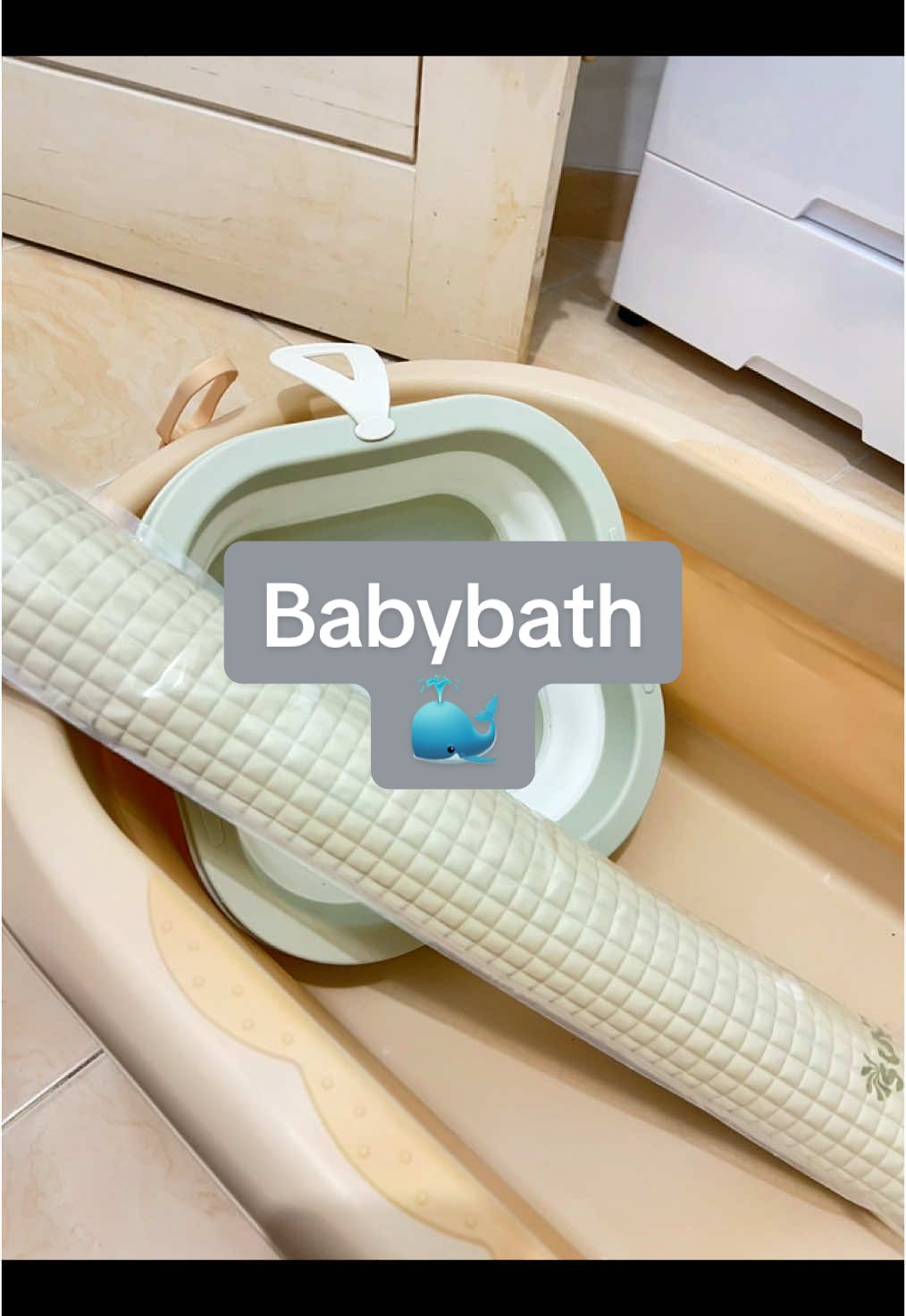 Pengalaman pertama jadi ibu pasti banyak was-wasnya kan? Ini bak mandi yg mengurangi was-was kita bun, dia ada buat cek suhu airnya biar pas buat baby. Perintilan lainnya juga oke banget, perlaknya lembut (awet engganya tergantung pemakaian dan perawatan masing-masing yaaa). Yuk samaan bun 🤍 #fyp #rekomendasibakmandibayi #rekomendasiperlakbayi #sugarbaby #bakmandibayi #bumilhappy #bumilsehat #trimester3 #pregnancyjourney 