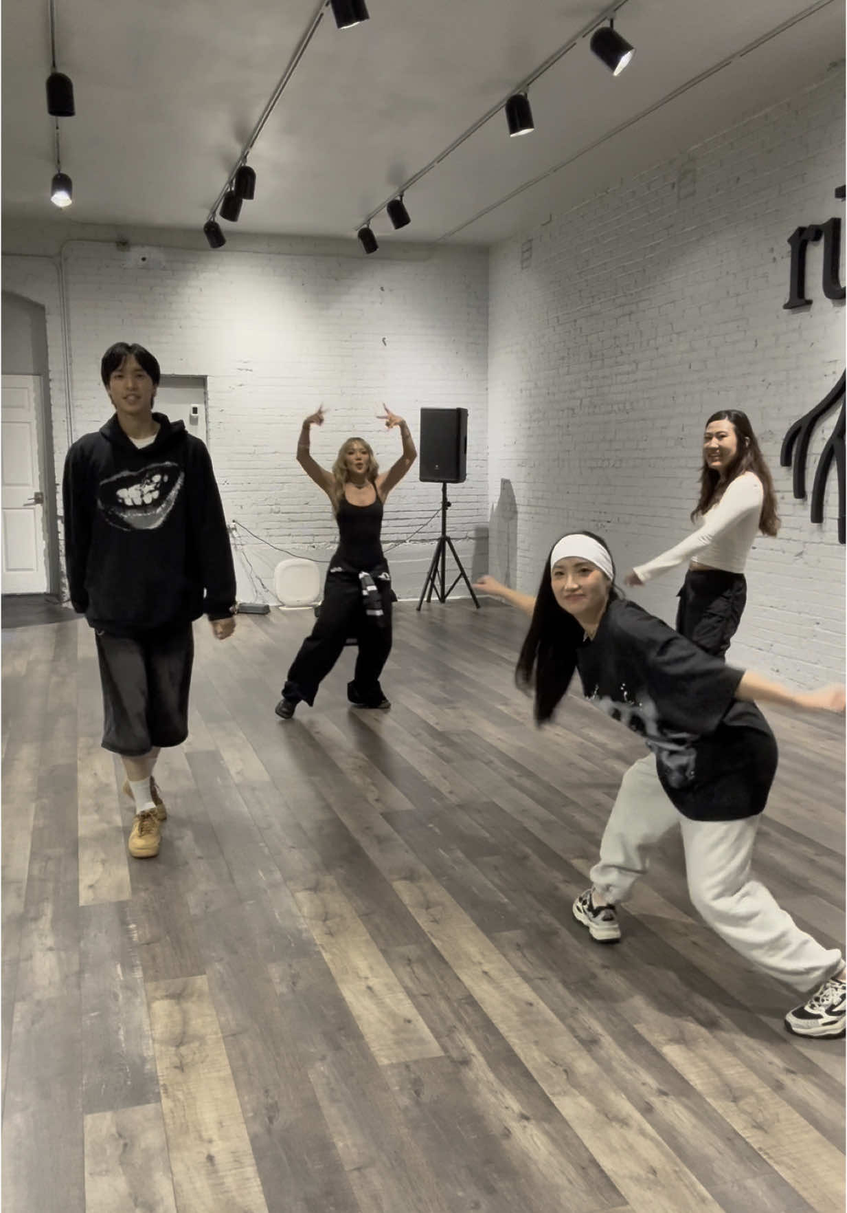 Finally learning Gnarly with @thenavarose & @Jess Yoon 🕺🏻 best teacher @Jonny Tran 🫶🏼 full video coming soon! #gnarly #katseye @KATSEYE 