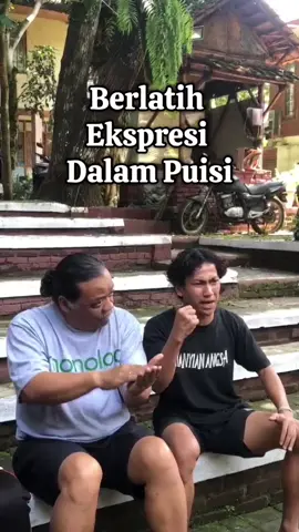 Berkelana dalam teks puisi membangun imajinasi dan kedalaman penghayatan, akan melahirkan ketepatan ekspresi Aktor : @ocidoang_  #latihan #puisi #komunitasccl 
