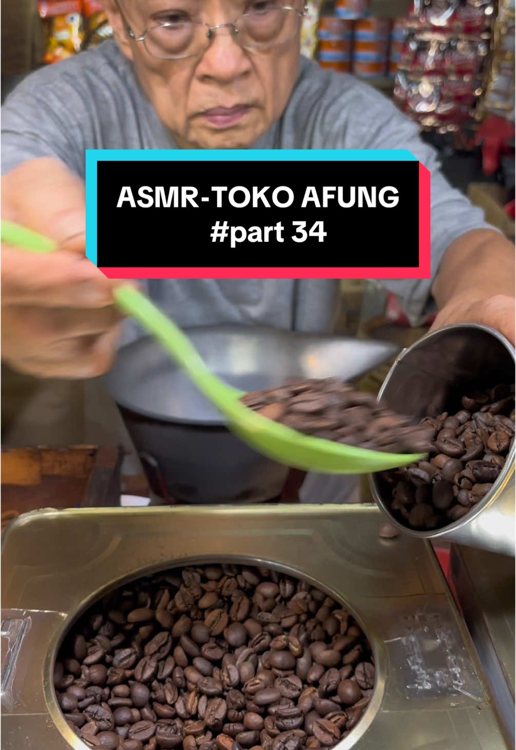 Suara biji kopi digiling, aroma mulai menguar, dan tangan terampil meracik setiap pesanan dengan cinta. Buat kamu pecinta ASMR & kopi, ini saatnya kamu nikmatin sensasi ngopi lewat layar! Tag temen kamu yang butuh ‘me time’ ditemani suara kopi digiling dan packaging satisfying! ☕️✨ #tokoafung #asmr #asmrkopi #gilingkopi #suarakopi #kopiindonesia #kopilokal #ngopisantai #packingkopi #coffeefresh #kopifresh #kopikekinian #kopiviral #ngopidulu #asmrkonten #tokotradisional #fyp #kopihariini #kopinusantara #coffeevibes #kopienak 