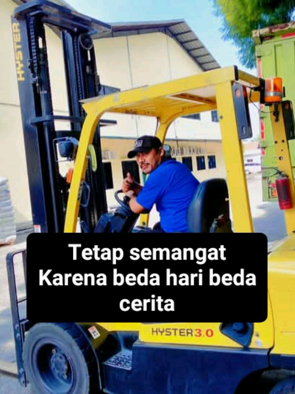 Tetap semangat,karena beda hari beda cerita  #operatorforklift  #operatorreachtruck  #alatberat  #alatangkatangkut  #warehouse 