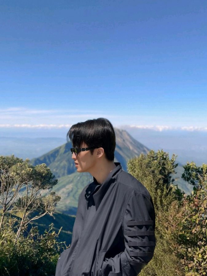 Tugas? Nanti. Ini lagi mendaki jalan hidup bareng seseorang yang senyumnya lebih candu dari kopi. #marklee #marknctdream #marknct127 #marknctu #markedit #markleenct #markleeedit #markleeau #nct #nctdream #nct127 #nctu #superm #lokaledit #marklokal #marklokaledit
