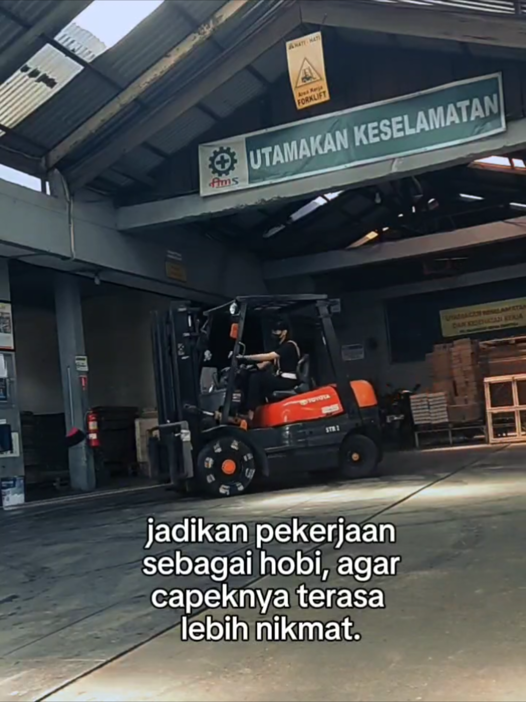 kerjaan nya kaya main², resikonya matrial rusak kena Sp2😐#operatorforklift #operatormuda #forklift #capcut #kulipabrik #kulipanggul #driverforklift #fypage #katakata #sw #viralvideo #templatecapcut 